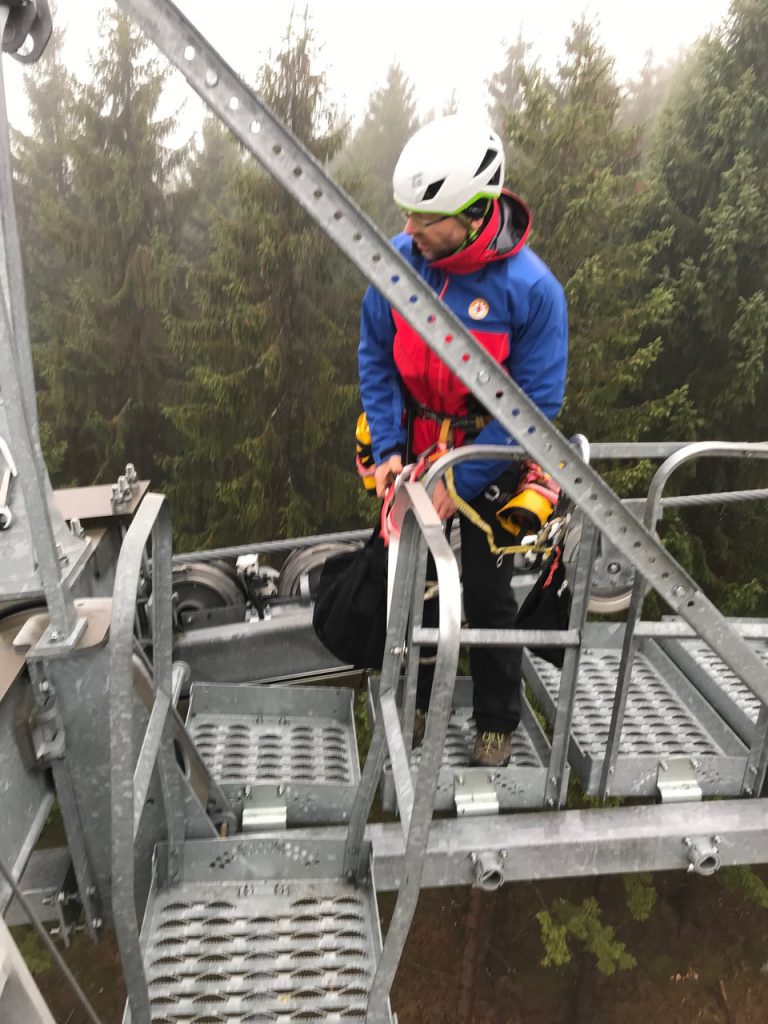 Retter mit Eigensicherung in luftiger Höhe